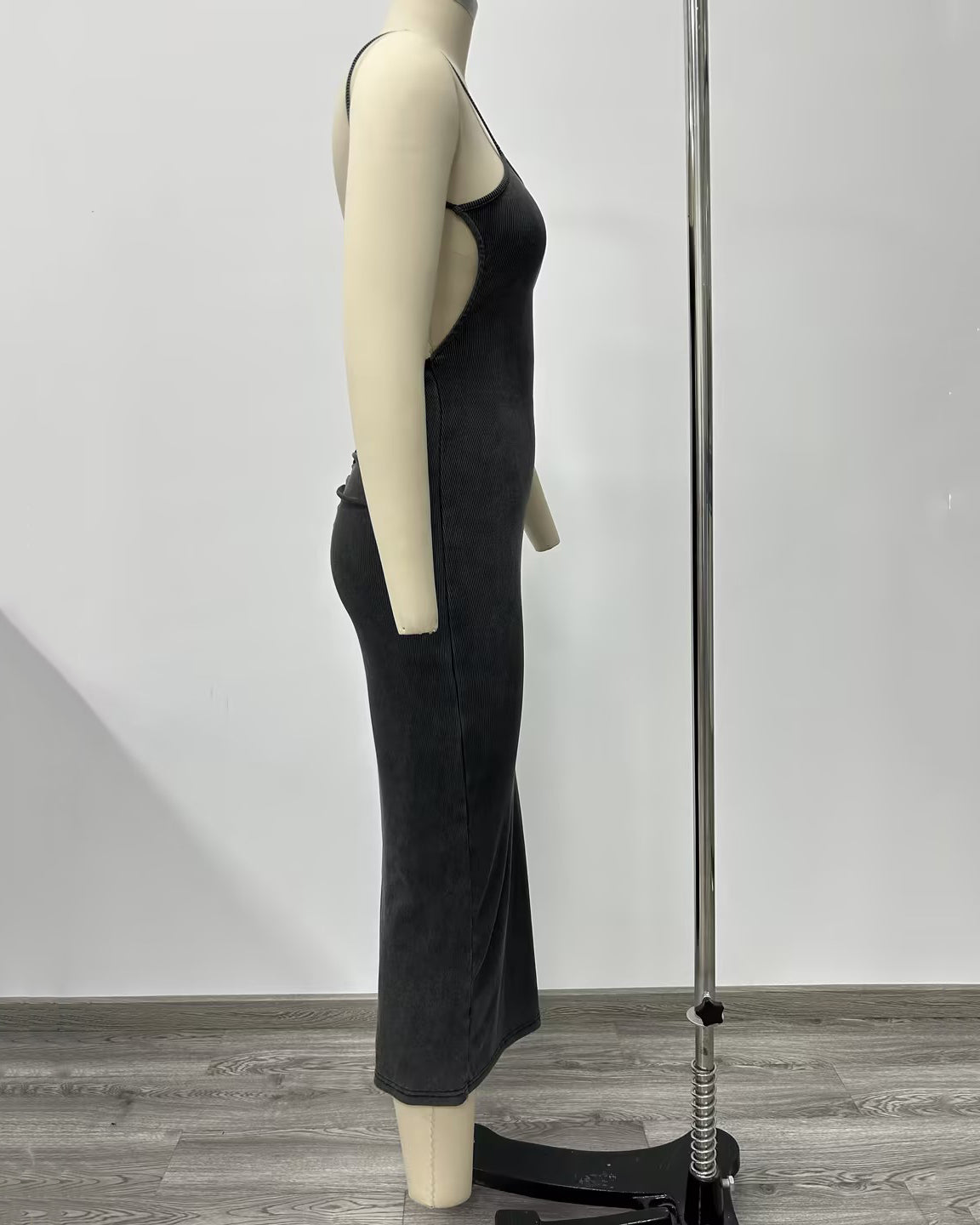 Belle robe moulante sans bretelles au dos et aux hanches