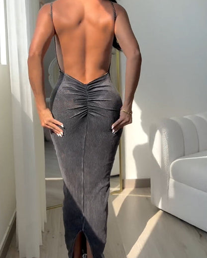 Belle robe moulante sans bretelles au dos et aux hanches