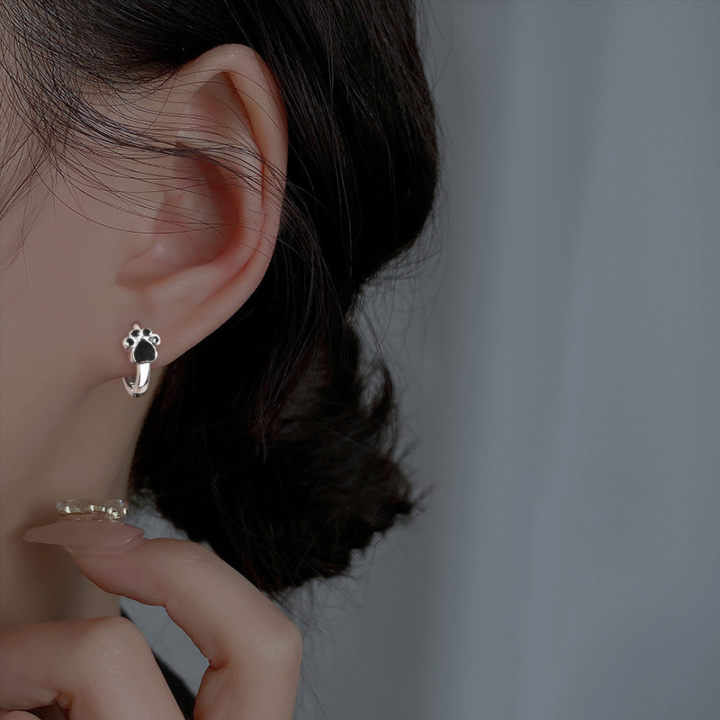 Tirsa™ | Black Heart Huggie Earrings