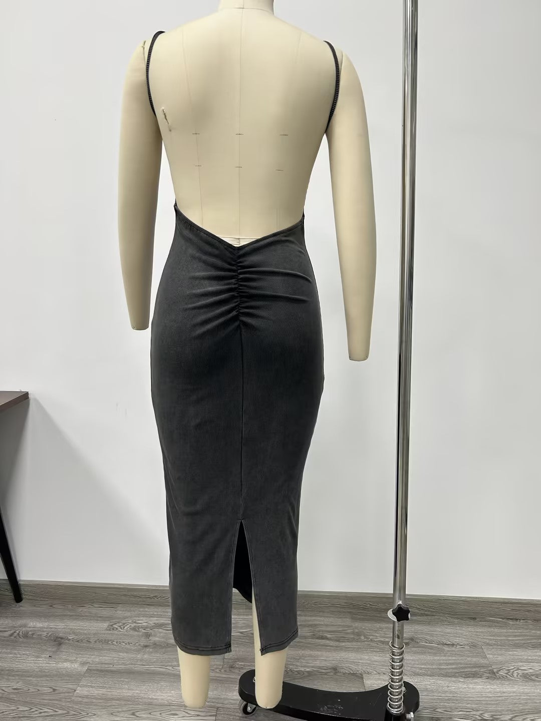 Belle robe moulante sans bretelles au dos et aux hanches