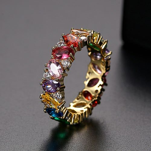 Bague vintage avec un strass coloré 