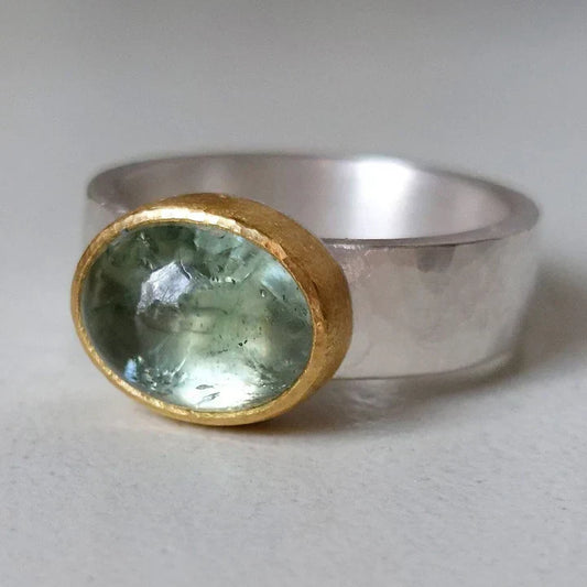 Bague verte vintage avec une pierre ronde 
