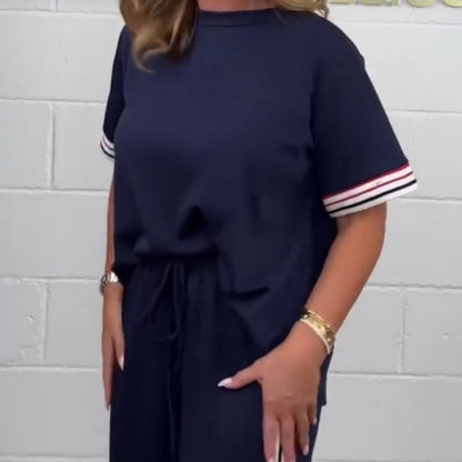 T-shirt à manches courtes et rayures latérales et pantalon de survêtement à jambes larges