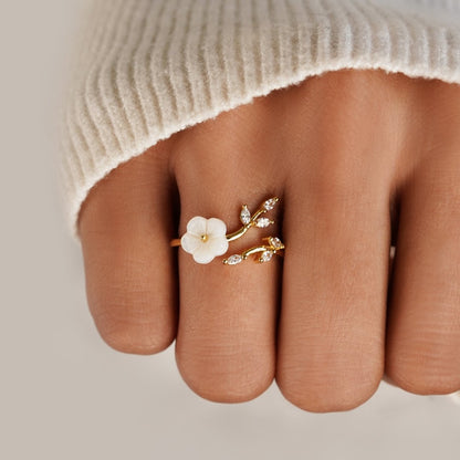 Bague avec fleurs blanches 