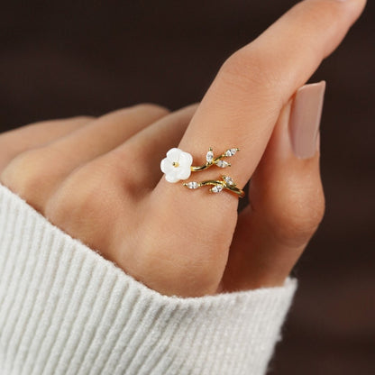 Bague avec fleurs blanches 