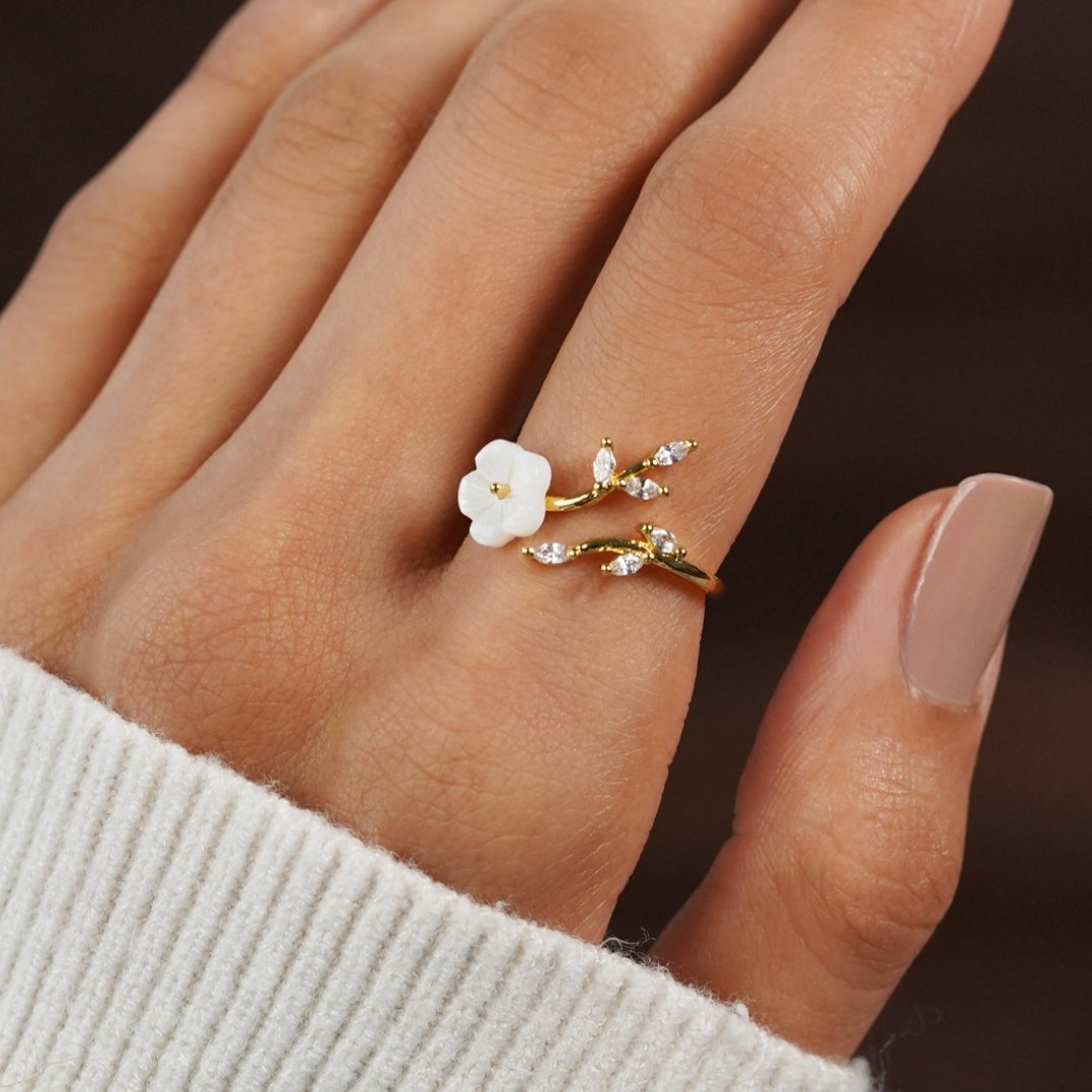Bague avec fleurs blanches 